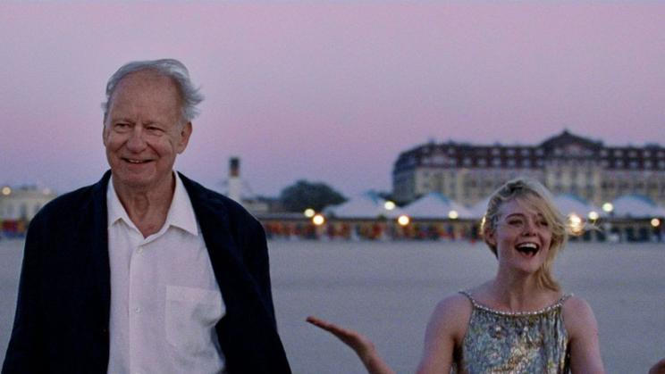 Stellan Skarsgård a Elle Fanningová ve filmu Citová hodnota.