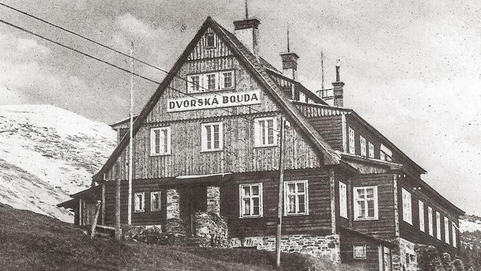 Jezdil sem Beneš i první lyžaři. Dobové snímky slavných Dvoraček, které musely k zemi