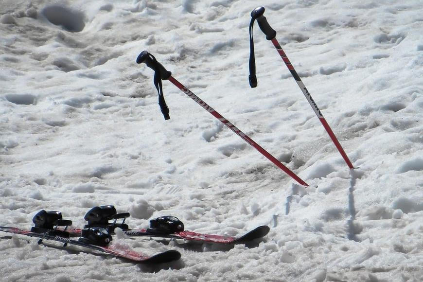 Zapomeňte na ručníky na pláži. Teď frčí trik s lyžemi přímo u vleku