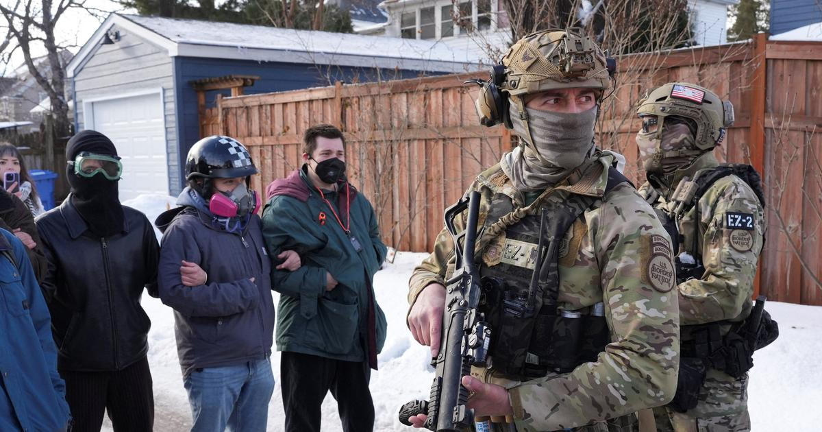 Imigrační agent v Minneapolisu zastřelil ženu, údajně se je snažila přejet