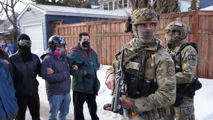 Maskovaní členové pohraniční stráže během středečního zásahu Úřadu pro imigraci a cla (ICE) v Minneapolisu, při níž byla zastřelena žena, která údajně najížděla do agentů nahánějících přistěhovalce. 