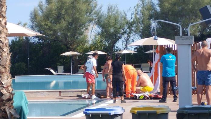 Záchranáři u těla Felixe Baumgartnera v hotelovém resortu v Porto Sant'Elpidio