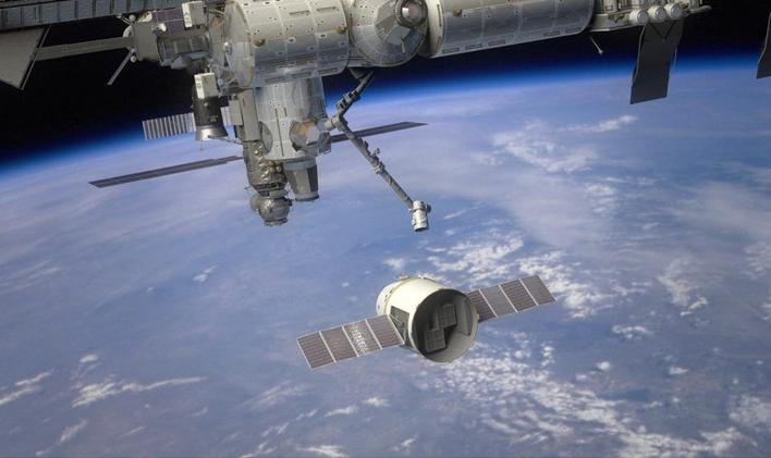 Nebeské námluvy: Dragon tančí kolem ISS, zítra se spojí