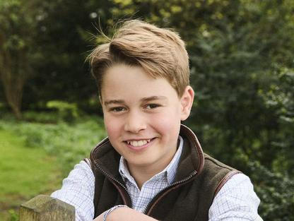 Britský princ George slaví své 12. narozeniny a při této příležitosti zveřejnil palác nový portrét, jehož autorem je fotograf Josh Shinner.