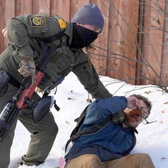 Floydovo město znovu krvácí. Agent ICE zastřelil ženu v pohybujícím se autě