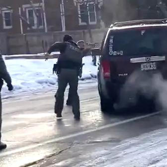 Floydovo město znovu krvácí. Agent ICE zastřelil ženu v pohybujícím se autě