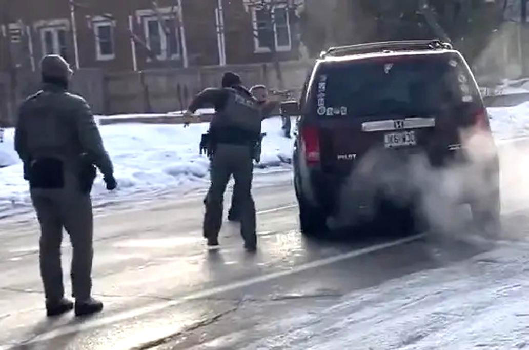 Floydovo město znovu krvácí. Agent ICE zastřelil ženu v pohybujícím se autě