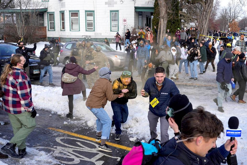 Floydovo město znovu krvácí. Agent ICE zastřelil ženu v pohybujícím se autě