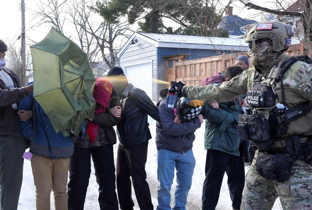 Floydovo město znovu krvácí. Agent ICE zastřelil ženu v pohybujícím se autě