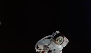 Třetí díl knihy Jiřího Koliše se zabývá méně vzdálenou dobou. Jedna z pověstí se zaměřuje na fotografování ve vesmíru. V podcastu se tomuto tématu budeme věnovat ve druhém dílu. Na snímku astronaut Russell L. Schweickart drží v rukou fotoaparát během výstupu do volného vesmíru. Fotografie je z mise Apollo 9 (1969).