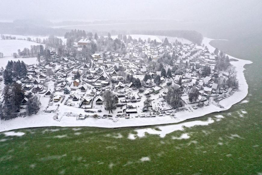 Obrazem: Lipno jako z jiné planety: podivně zbarvený led fascinuje vědce i fotografy