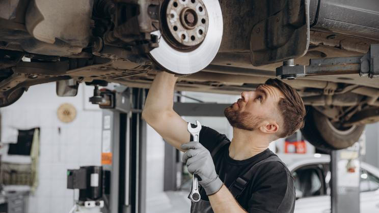 Oprava auta, ilustrační foto.