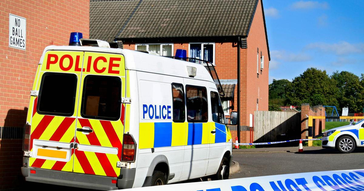 Děsivý omyl britských policistů. Mrtvého chlapce zaměnili za živého