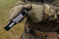 Česká armáda má k dispozici už téměř 35 tisíc pistolí CZ P-10, které si stejně jako další jiné zbraně z České zbrojovky kupuje napřímo. Bundeswehr vyhlásil soutěž a pistole CZ P 13 má o několik tisícovek levnější.