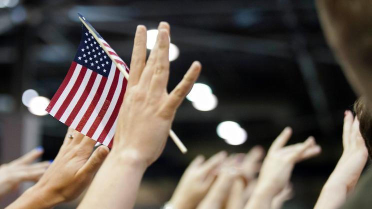 Americká vlajka, USA, Američané, ruce, ilustrační foto