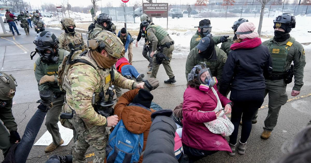 V Minneapolisu pokračují protesty po zastřelení ženy agentem, policie zatýkala