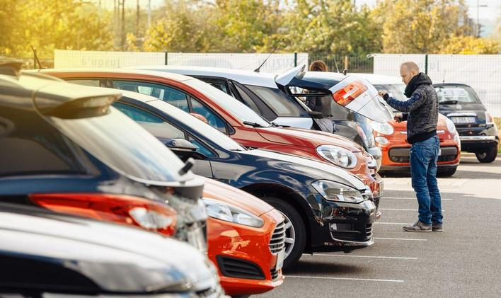 V autobazarech se více prodávají mladší vozy s nižším nájezdem kilometrů. Jsou ale dražší.