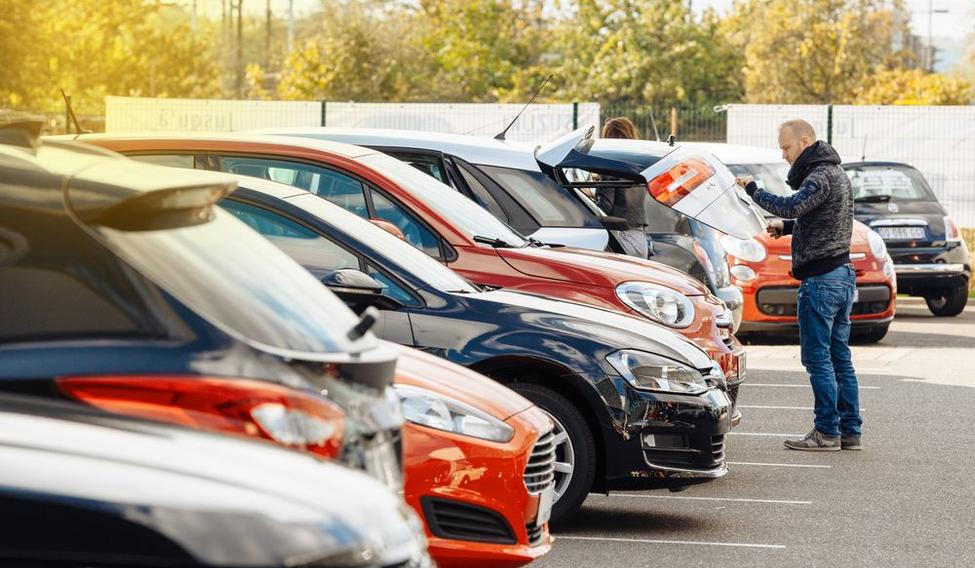 V autobazarech se více prodávají mladší vozy s nižším nájezdem kilometrů. Jsou ale dražší.