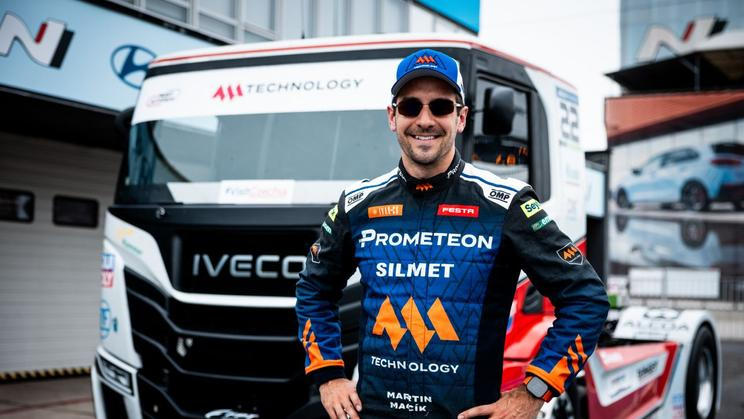 Dakarský vítěz Martin Macík mladší při premiéře na okruhu v Mostě