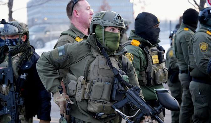 Člen takzvané speciální zásahové jednotky drží zbraně při protestu proti smrtelnému zastřelení Renee Nicole Goodové agentem americké imigrační a celní služby (ICE).