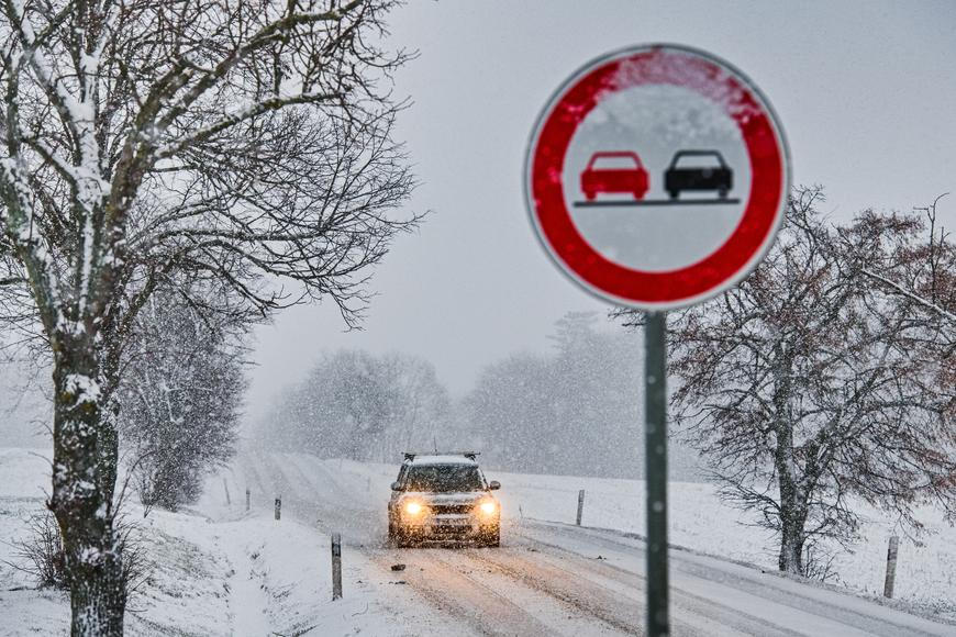 Mráz a sníh komplikují dopravu po celém Česku