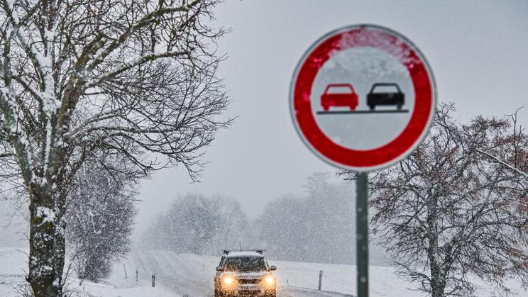 zasněžená silnice, sníh, automobil, dopravní značka, zákaz předjíždění