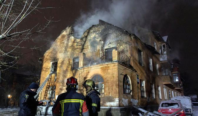 Následky ruského útoku dronem a raketami v Kyjevě (foto z 9. ledna 2026).