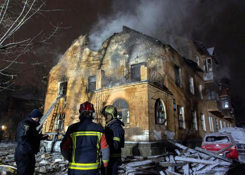 Následky ruského útoku dronem a raketami v Kyjevě (foto z 9. ledna 2026).