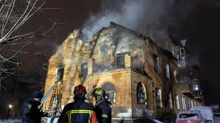 Následky ruského útoku dronem a raketami v Kyjevě (foto z 9. ledna 2026).