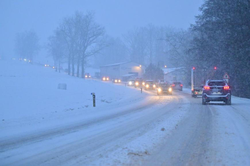 Silné sněžení i mráz děsí řidiče, kraje ale mají různou předpověď, část dálnic stojí