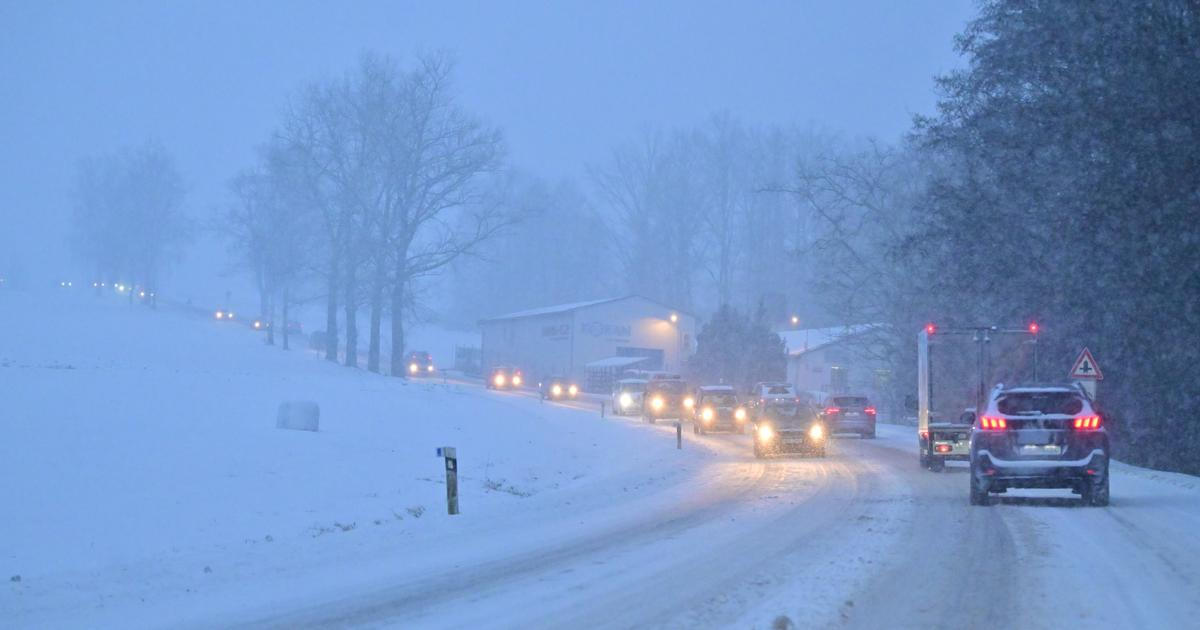 Silné sněžení i mráz děsí řidiče, kraje ale mají různou předpověď, část dálnic stojí