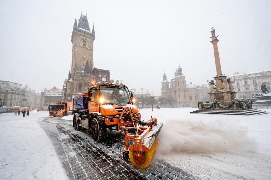 Silné sněžení i mráz děsí řidiče, kraje ale mají různou předpověď, část dálnic stojí