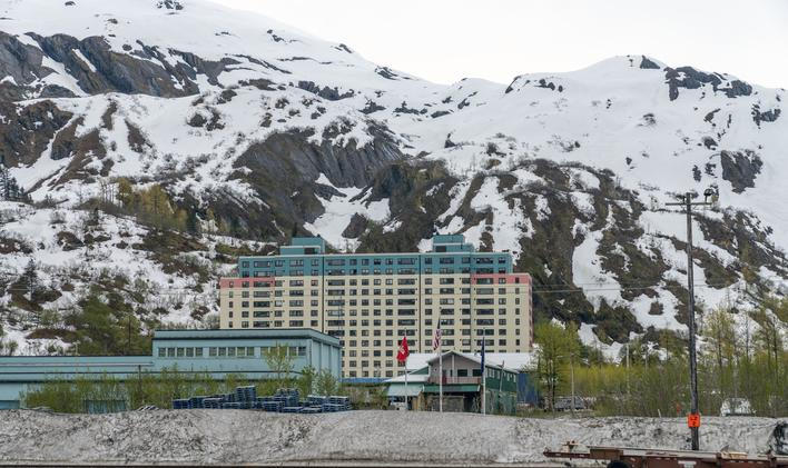 Begich Towers jsou plné paradoxů a rozhodně nejde o místo pro každého – ale ti, kteří zde žijí, většinou tvrdí, že by neměnili. 