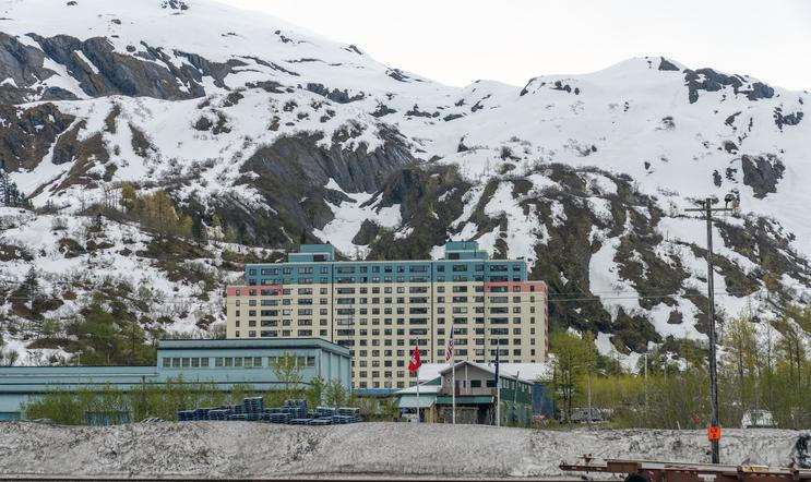 Begich Towers jsou plné paradoxů a rozhodně nejde o místo pro každého – ale ti, kteří zde žijí, většinou tvrdí, že by neměnili. 