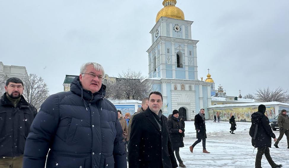 Ministr zahraničí Petr Macinka (vpravo) se v pátek ráno setkal v Kyjevě se svým ukrajinským protějškem Andrijem Sybihou; 9. ledna 2026.