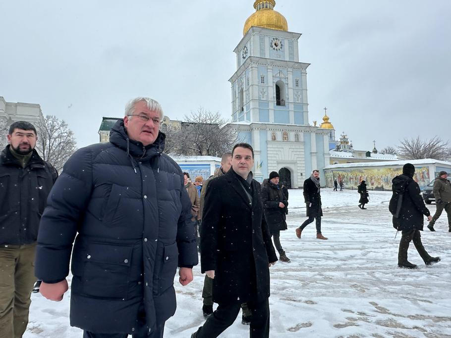 Ministr zahraničí Petr Macinka (vpravo) se v pátek ráno setkal v Kyjevě se svým ukrajinským protějškem Andrijem Sybihou; 9. ledna 2026.