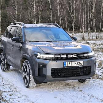 Dacia Bigster v zimním terénu.