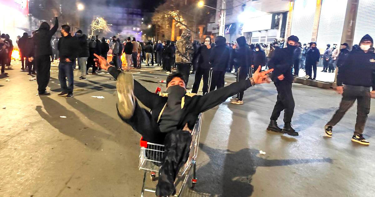 Kontrarevoluce sílí: Íránci volají po šáhovi, Trump varuje ajatolláha