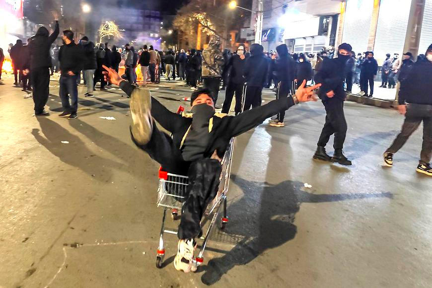 Kontrarevoluce sílí: Íránci volají po šáhovi, Trump varuje ajatolláha