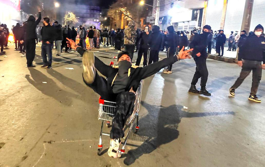 Kontrarevoluce sílí: Íránci volají po šáhovi, Trump varuje ajatolláha