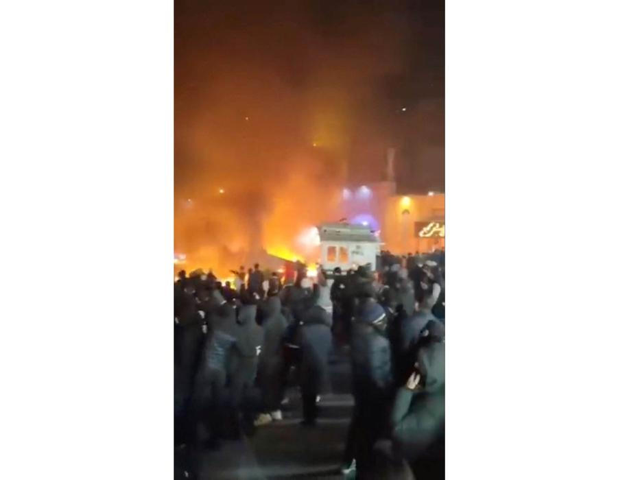 Kontrarevoluce sílí: Íránci volají po šáhovi, Trump varuje ajatolláha