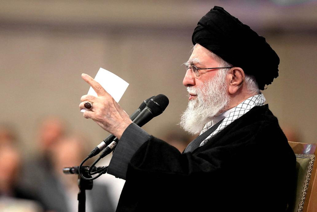 Kontrarevoluce sílí: Íránci volají po šáhovi, Trump varuje ajatolláha