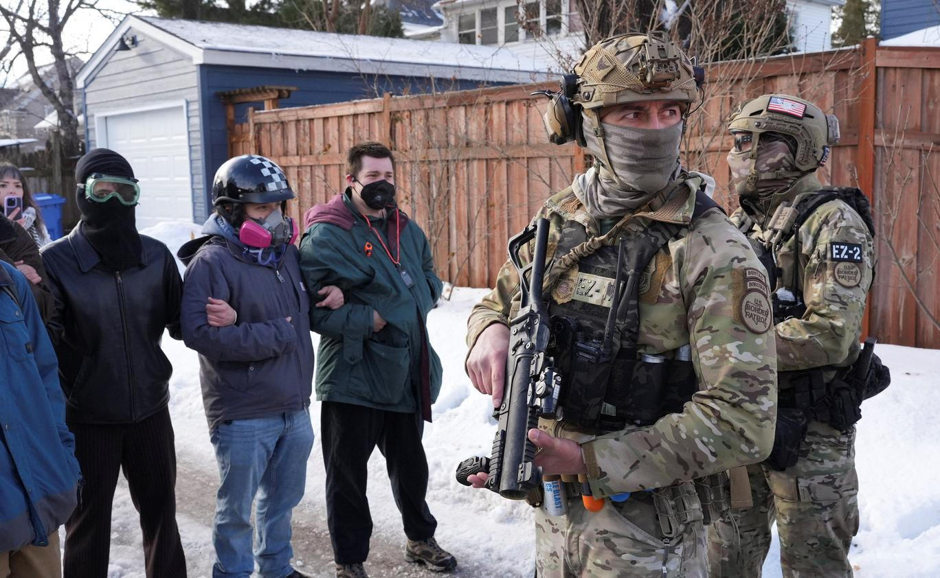 Maskovaní členové pohraniční stráže během středečního zásahu Úřadu pro imigraci a cla (ICE) v Minneapolisu, při níž byla zastřelena žena, která údajně najížděla do agentů nahánějících přistěhovalce. 