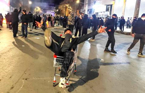 Kontrarevoluce sílí: Íránci volají po šáhovi, Trump varuje ajatolláha