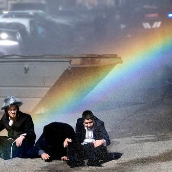 Škoda tyhle fotky minout: diktátor v mundúru, Zjevení Páně nebo radost z oříšku