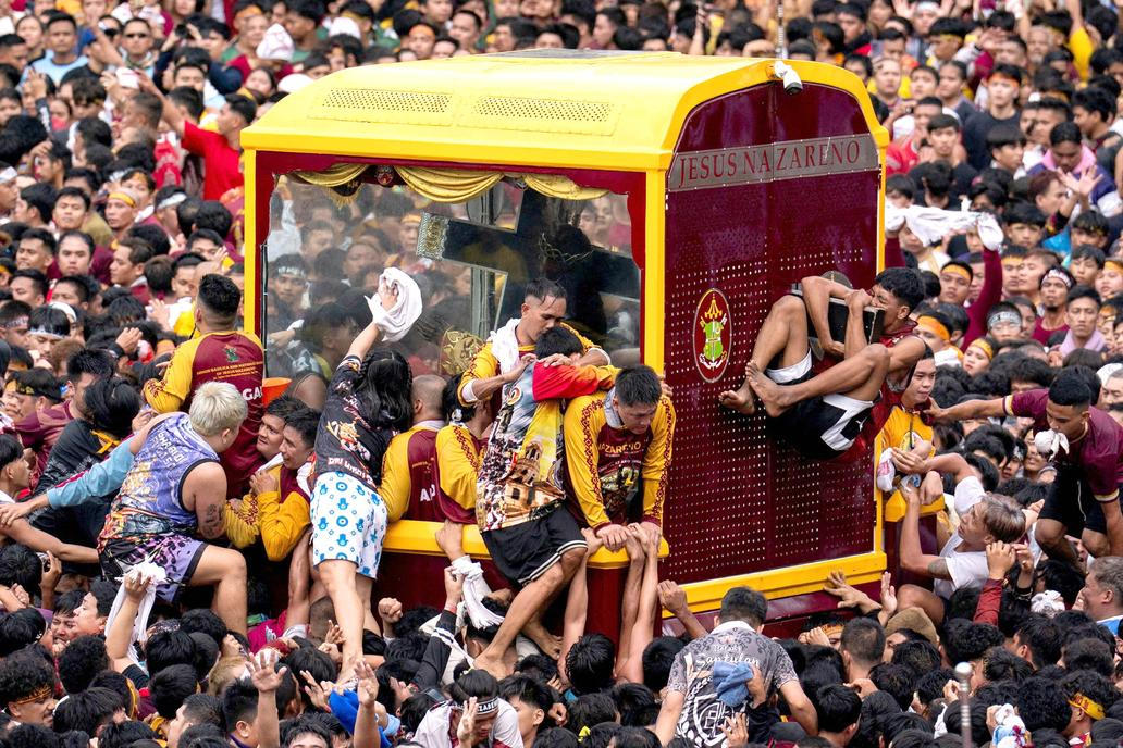Škoda tyhle fotky minout: diktátor v mundúru, Zjevení Páně nebo radost z oříšku