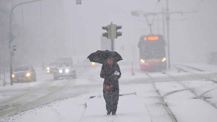 sníh, sněžení, žena, deštník, zasněžená silnice, ulice, auta, koleje, tramvaj