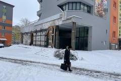 Stejně jako v noci 11. ledna 2025 je i nyní, přesně po roce od tragédie, v Mostě hodně sněhu. Právě do něj před restaurací vybíhající hořící lidé vybíhali, aby se uhasili.