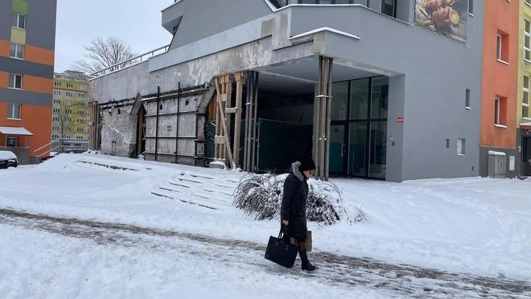 Stejně jako v noci 11. ledna 2025 je i nyní, přesně po roce od tragédie, v Mostě hodně sněhu. Právě do něj před restaurací vybíhající hořící lidé vybíhali, aby se uhasili.