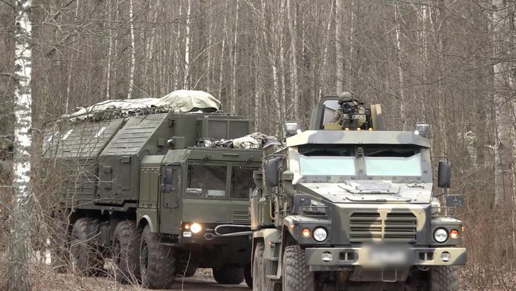 Ruský raketový systém Orešnik během  zimního cvičení v Bělorusku